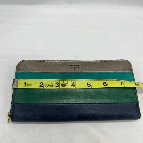 Fossil wallet, in preowned condition, color block green, silver and blue - Picture 6 of 6